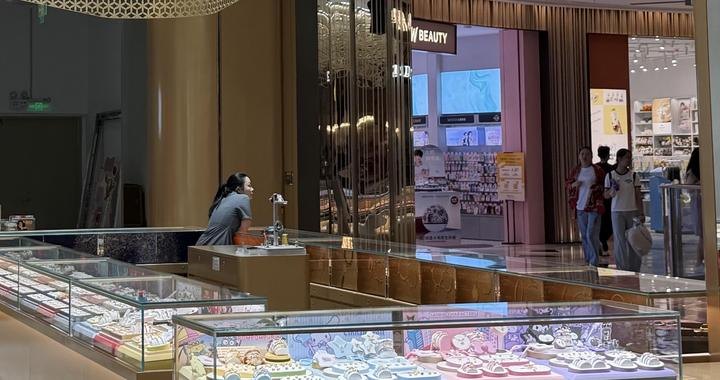 买“三金”半年便宜近两万 但“买涨不买跌”让金店更发愁